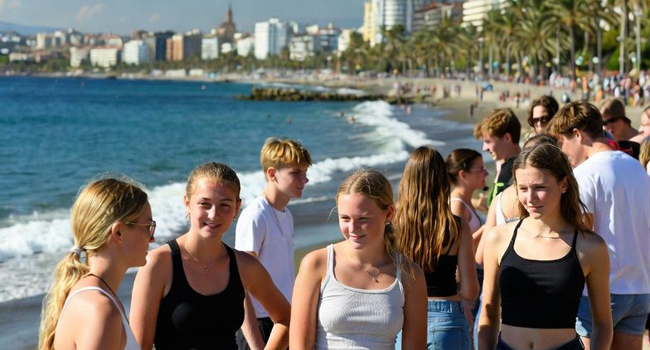 Programma di attività LISA! a Málaga per soggiorni linguistici per studenti – molti studenti sulla spiaggia. Molti studenti sulla spiaggia di Málaga durante un soggiorno linguistico per studenti simboleggiano il programma di attività di LISA! a Málaga.