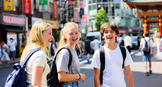 Giovani partecipanti che passeggiano per Tokyo durante un soggiorno linguistico LISA! per giovani e giovani adulti