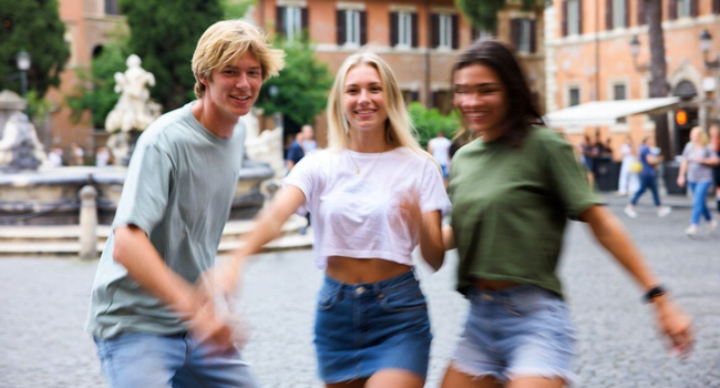 Entusiasmo per una vacanza studio LISA! di italiano a Roma Giovani adulti che si divertono durante una vacanza studio LISA! di italiano a Roma, Italia