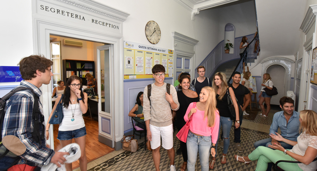 Imparare l’italiano con una vacanza studio LISA! a Roma Giovani adulti all’ingresso della scuola di lingua durante una vacanza studio LISA! di italiano a Roma, Italia