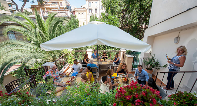 Imparare l’italiano sulla terrazza di una vacanza studio LISA! a Roma Giovani adulti durante una lezione di italiano sulla terrazza della scuola di lingua LISA! a Roma, Italia