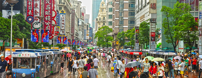 LISA-Sprachreisen-Chinesisch-Shanghai-City-Downtown-Shopping-Einkaufsstrasse-Architektur-Wolkenkratzer-Einkaufstrasse-Reklame