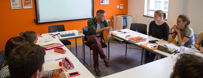 LISA-Sprachreisen-Englisch-England-Brighton-Sprachschule-Klassenraum-Unterricht LISA-Sprachreisen-Englisch-England-Brighton-Sprachschule-Klassenraum-Unterricht