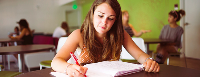 LISA-Sprachreisen-Englisch-Los-Angeles-Hollywood-Schulgebaeude-Sprachunterricht-Selbstlernraum-Aufenthaltraum-Sprachunterricht-Maedchen