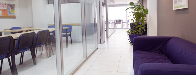 LISA-Sprachreisen-Englisch-Schueler-Malta-Salina-Beach-Sprachschule-Interior-Klassenraum-Aufenthaltsraum-Lounge LISA-Sprachreisen-Englisch-Schueler-Malta-Salina-Beach-Sprachschule-Interior-Klassenraum-Aufenthaltsraum-Lounge