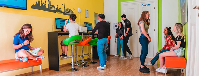 LISA-Sprachreisen-Erwachsene-Deutsch-Deutschland-Muenchen-Sprachschule-Pause-Lounge-Unterhaltung LISA-Sprachreisen-Erwachsene-Deutsch-Deutschland-Muenchen-Sprachschule-Pause-Lounge-Unterhaltung