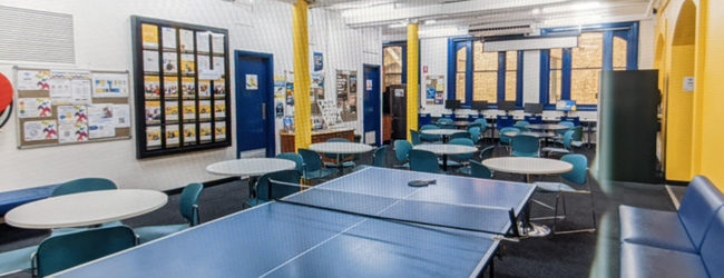 LISA-Sprachreisen-Erwachsene-Englisch-Australien-Sydney-Sprachschule-Lounge-Pause-Tischtennis