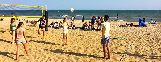 LISA-Sprachreisen-Erwachsene-Englisch-Bournemouth-Wootton-Freizeit-Aktivitaeten-Strand-Meer-Beachvolleyball-Sport-baden-sonnen