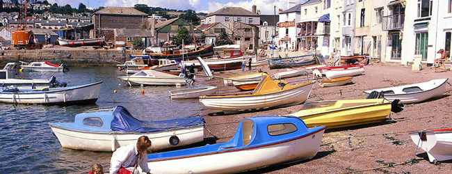 Boote liegen an einem Strand am Fluss Exe in Exeter in England