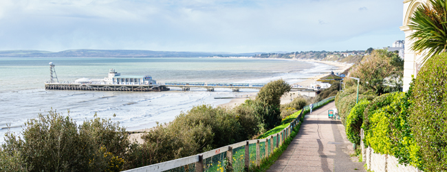 LISA-Sprachreisen-Erwachsene-Englisch-England-Bournemouth-Wootton-Promenade-Meer-Pier-Blumen