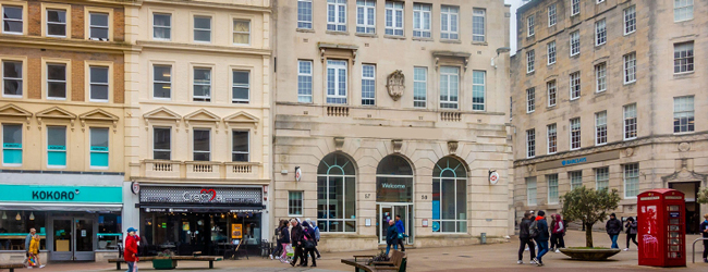 Blick auf Häuser an einem Platz in Bournemouth mit Geschäften und Telefonzelle
