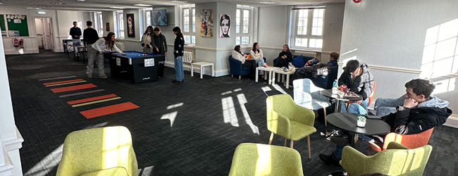 Lounge der Sprachschule in Bournemouth mit Sesseln, Billiard und TV