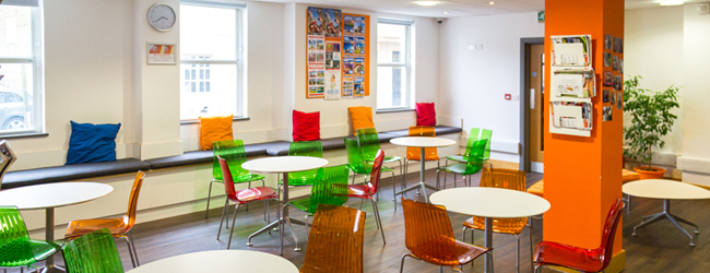 LISA-Sprachreisen-Erwachsene-Englisch-England-Brighton-Sprachschule-Lounge-Farben-Pause LISA-Sprachreisen-Erwachsene-Englisch-England-Brighton-Sprachschule-Lounge-Farben-Pause