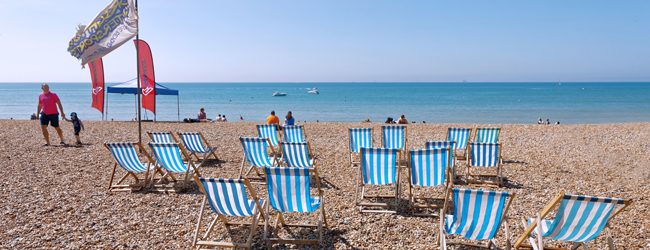LISA-Sprachreisen-Erwachsene-Englisch-England-Brighton-Strand-Liegestuhl-Wind-Meer