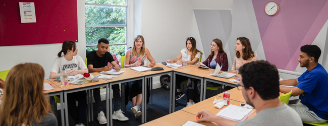 LISA-Sprachreisen-Erwachsene-Englisch-England-Cardiff-Wales-Schule-Unterricht-Klassenzimmer LISA-Sprachreisen-Erwachsene-Englisch-England-Cardiff-Wales-Schule-Unterricht-Klassenzimmer