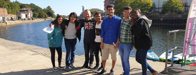 Mehrere Personen stehen am Ufer des Flusses in Exeter bei einer LISA! Sprachreise