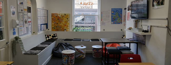 Gemütliche Lounge an der LISA! Sprachschule in Exeter Blick in die Lounge mit Sitzen und TV an der Sprachschule in Exeter