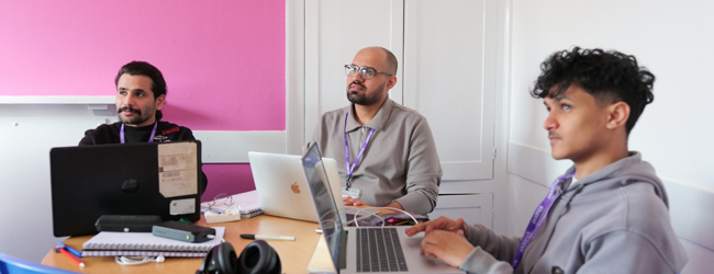 Englisch-Sprachunterricht an der Sprachschule in Exeter Drei Sprachschüler lernen an der LISA! Sprachschule in Exeter Englisch