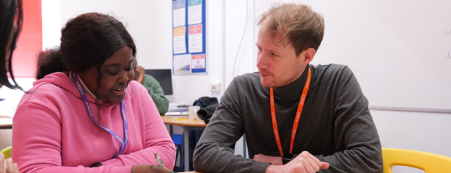 Englisch-Unterricht an der Sprachschule in Exeter Zwei Schüler unterhalten sich im Englisch-Unterricht an der Sprachschule in Exeter