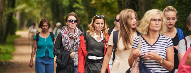 Mehrere Personen wandern gemeinsam durch einen Wald bei einer LISA! Sprachreise in Jersey