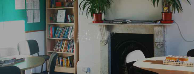 LISA-Sprachreisen-Erwachsene-Englisch-England-Plymouth-Schule-Lounge-Kamin-Buecher LISA-Sprachreisen-Erwachsene-Englisch-England-Plymouth-Schule-Lounge-Kamin-Buecher