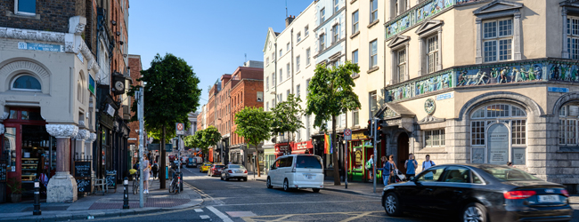 LISA-Sprachreisen-Erwachsene-Englisch-Irland-Dublin-Grafton-Innenstadt-Geschaefte-Einkaufen-Gebaeude