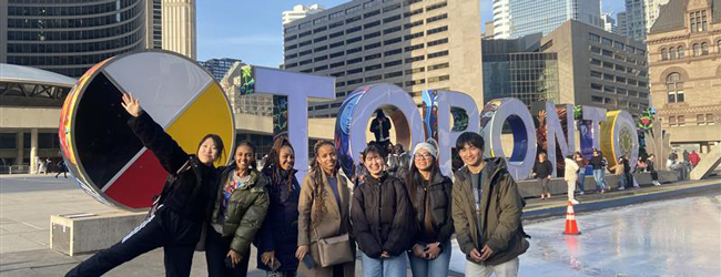 Ausflug durch Toronto bei einer Englisch-Sprachreise in Toronto Mehrere Sprachschüler posieren mitten in Toronto vor einer Instalation bei einer LISA! Sprachreise