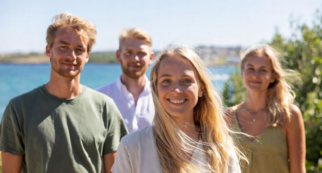 Buchung einer LISA! Sprachreise nach Malta St. Julians 2 blonde Frauen und 2 Männer aus Deutschland auf Sprachreise in Malta mit Meer im Hintergrund und Sonne im Haar