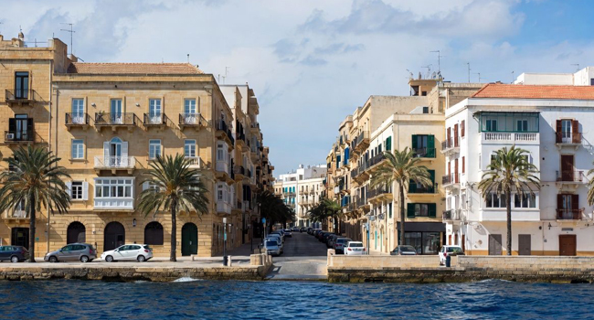 Stadtansicht Malta St. Julians LISA! Sprachreisen Meer Häuser und Palmen Stadtansicht St. Julians am Meer