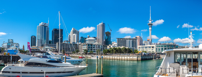 LISA-Sprachreisen-Erwachsene-Englisch-Neuseeland-Auckland-Aotearoa-Hochhaeuser-Hafen-Yacht