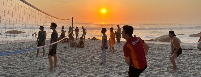 Meer, Sonne, Strand - Wir warten auf Sie Viele Leute spielen bei Sonnenuntergang am Sandstrand auf einer LISA-Sprachreise in Suedafrika Kapstadt Beach-Volleyball