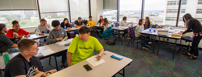 LISA-Sprachreisen-Erwachsene-Englisch-USA-Hawaii-Honolulu-Unterricht-Schule-Klassenzimmer