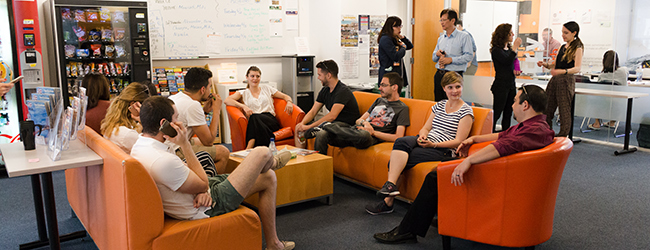 LISA-Sprachreisen-Erwachsene-Englisch-USA-San-Francisco-Sprachschule-Lounge-Relaxen