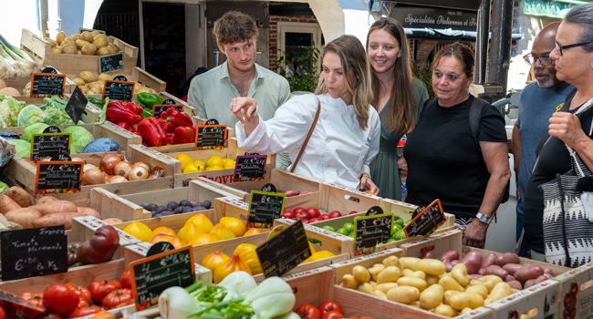 Freizeit in Antibes auf dem Markt | LISA! Sprachreisen Teilnehmer beim Marktbesuch in Antibes, Frankreich, in der Freizeit mit LISA! Sprachreisen