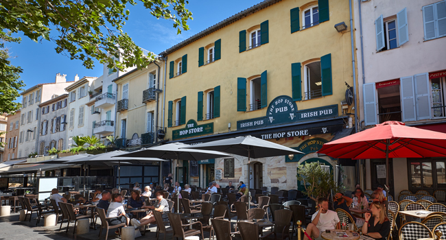 LISA! Sprachschule in Antibes | LISA! Sprachreisen Straßencafés vor der Sprachschule in Antibes, Frankreich, bei LISA! Sprachschule