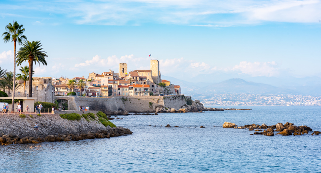 Antibes an der Côte d’Azur | LISA! Sprachreisen Altstadt von Antibes am Meer mit Palmen und Küstenblick an der Côte d’Azur in Frankreich bei LISA! Sprachreisen