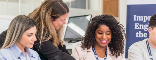 Sprachunterricht im Klassenzimmer bei einem Französisch-Sprachkurs in Paris Eine Lehrerin erklärt etwas im Klassenzimmer bei einer LISA! Sprachreise in Paris