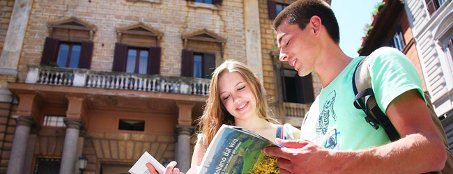 Florenz erkunden bei einer Italienisch Sprachreise/ Bildungsurlaub Eine Frau und ein Mann gehen mit der Karte durch die Strassen von Florenz
