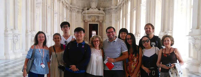 Gruppenbesuch in der Reggia di Venaria Reale – Sprachreisen Italienisch in Turin Mehrere Personen stehen für ein Gruppenfoto in der beeindruckenden Reggia di Venaria Reale während einer LISA! Sprachreise Italienisch in Turin