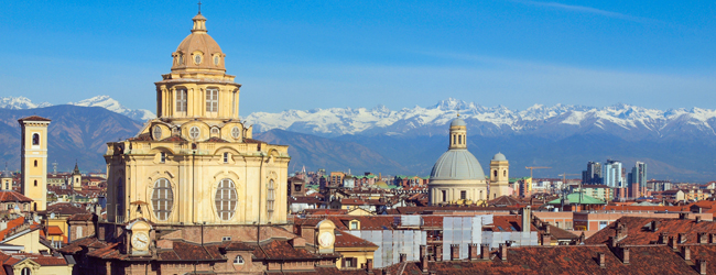 Turin mit Alpenpanorama – Sprachreisen Italienisch Blick über die Dächer von Turin mit der Cappella della Sindone und den schneebedeckten Alpen im Hintergrund, ideal für eine LISA! Sprachreise Italienisch