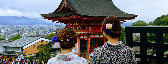 LISA-Sprachreisen-Erwachsene-Japanisch-Japan-Kyoto-Tempel-Kimono-Blick-Tal