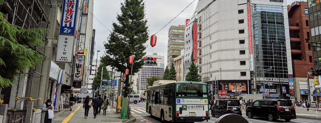 LISA-Sprachreisen-Erwachsene-Japanisch-Japan-Tokio-Sprachschule-Strasse-Bus-Schrein
