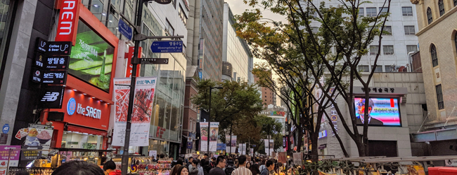 LISA-Sprachreisen-Erwachsene-Koreanisch-Suedkorea-Seoul-Einkaufen-Hochhaeuser-Myeongdong-Essen