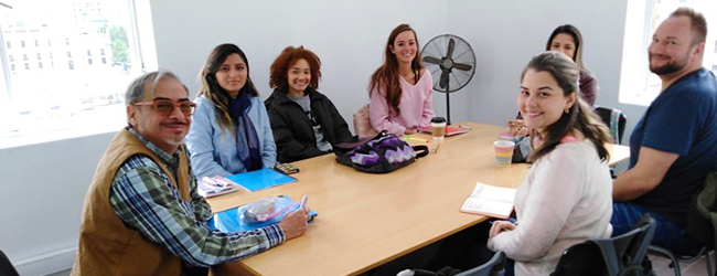 LISA-Sprachreisen-Erwachsene-Spanisch-Chile-Santiago-De-Chile-Sprachschule-Unterricht-Klassenraum