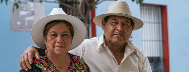 LISA-Sprachreisen-Erwachsene-Spanisch-Mexiko-Oaxaca-Tradition-Hut-Einheimische-Kleidung