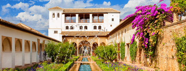 LISA-Sprachreisen-Erwachsene-Spanisch-Spanien-Granada-Alhambra-Garten-Brunnen-Saeulen