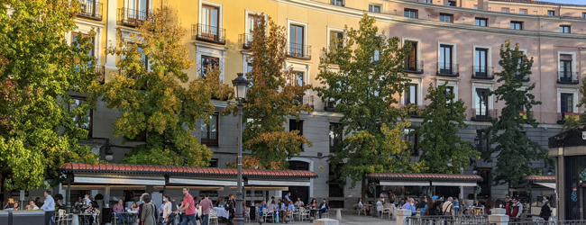 LISA-Sprachreisen-Erwachsene-Spanisch-Spanien-Madrid-Cafe-Spaziergang-Leute