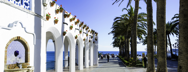 LISA-Sprachreisen-Erwachsene-Spanisch-Spanien-Nerja-Promenade-Meerblick-Blumen-Palmen