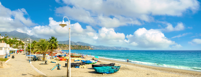 LISA-Sprachreisen-Erwachsene-Spanisch-Spanien-Nerja-Strand-Boote-Sand-Sommer