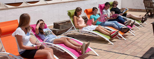 LISA-Sprachreisen-Erwachsene-Spanisch-Spanien-Sprachschule-Terrasse-Freizeit-Sonne